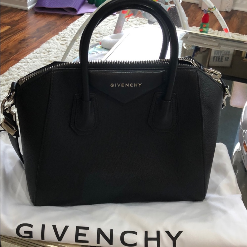 Givenchy Antigona Small in Black grained leather